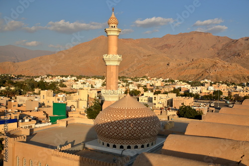 Obraz na płótnie The Nizwa Mosque and the city of Nizwa viewed from the top of the Nizwa fort, Nizwa, Al Dakhiliyah, Oman w salonie