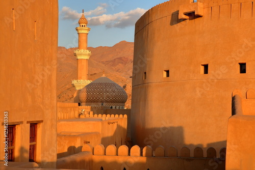 Obraz na płótnie The Nizwa fort in Nizwa, Al Dakhiliyah, Oman, with the minaret of the Mosque in the background w salonie