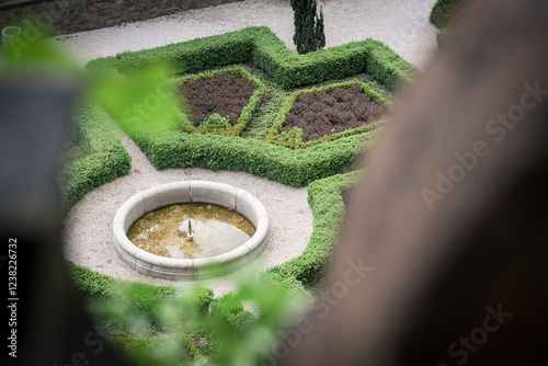 Obraz na płótnie Formal Garden with Sculpted Hedges and a Fountain. w salonie