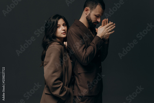 Fotografía stylish couple of brunettes, bearded man and attractive woman dressed in classic