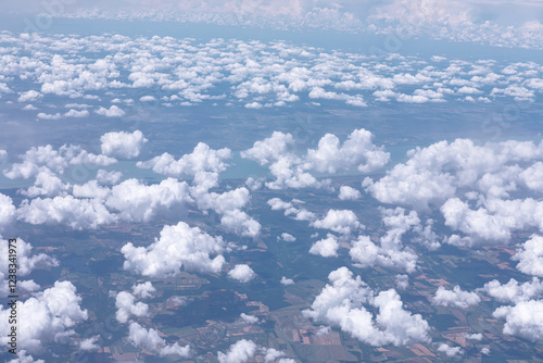 Foto Bird's eye view of a landscape with a scattering of fluffy white clouds in the sky