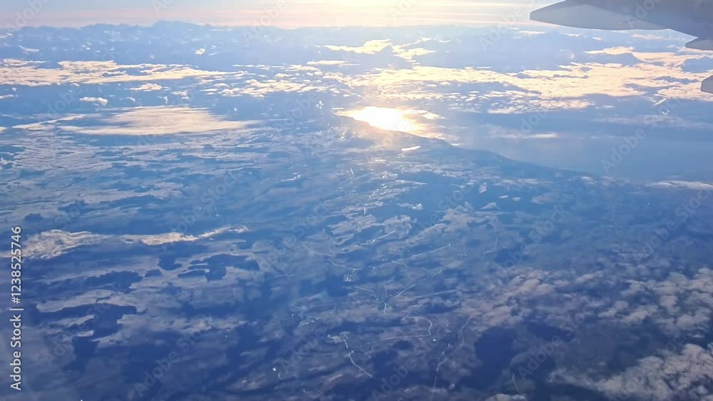 magischer Sonnenuntergang mit goldener Reflektion der Sonne in einem See, traumhafte Himmelsblicke für Reise, Luftaufnahmen, Flugzeug, Reise, Transport, Sonnenaufgang