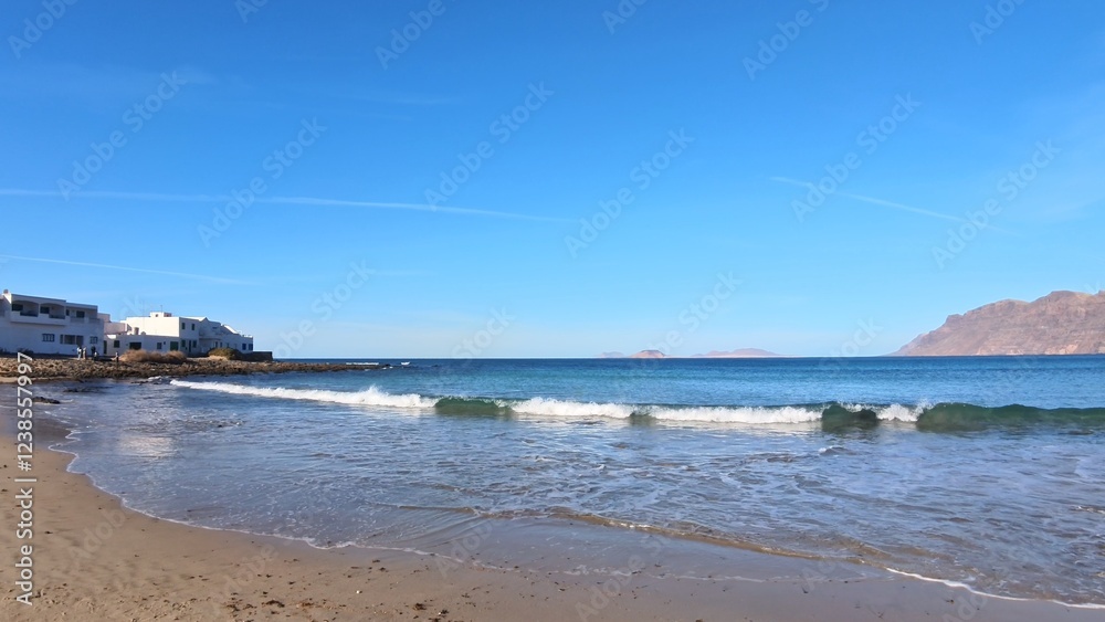 kleine sanft brechende Wellen an Felsen Meer, Ozean, Küste, Lanzarote, Kanaren, Insel, Weite, Horizont
