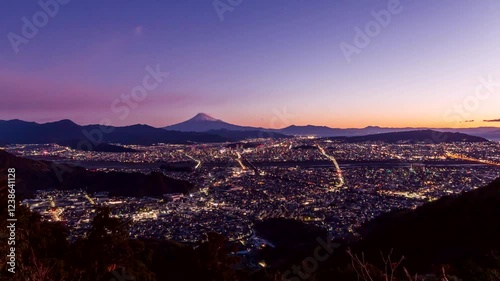 夜明けの朝鮮岩から静岡市街の夜景と富士山