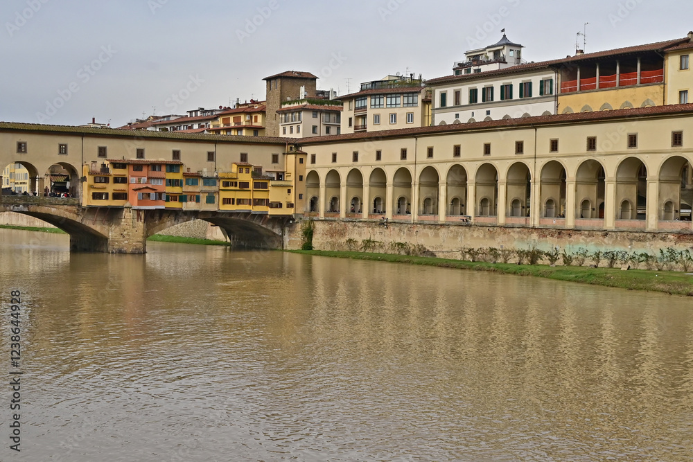 Fototapeta premium Firenze, l'Arno a Ponte vecchio e corridoio vasariano - Toscana