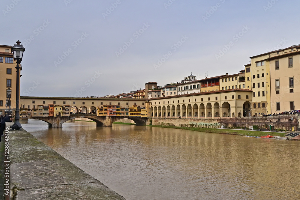Obraz premium Firenze, l'Arno a Ponte vecchio e corridoio vasariano - Toscana