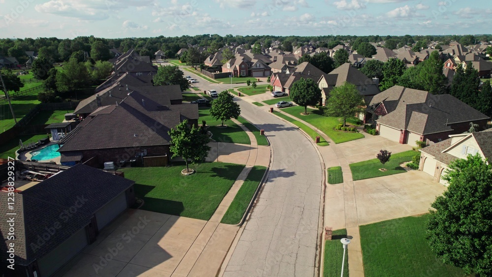 Obraz premium The drone flies over houses in the residential area of America. Low-rise buildings, private sector