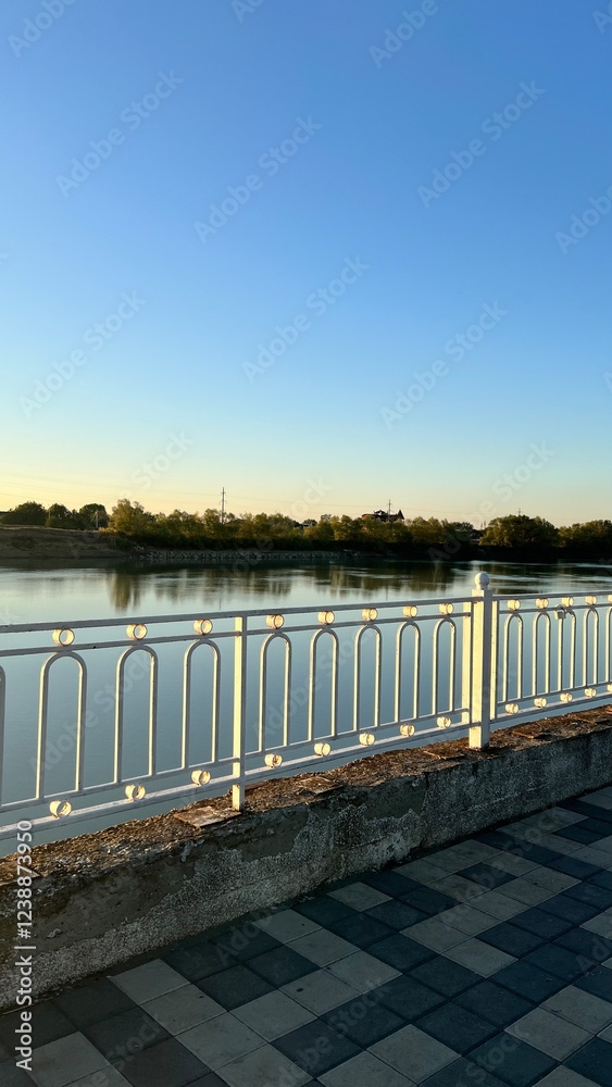 Obraz premium river embankment fence, beautiful landscape, horizon and river