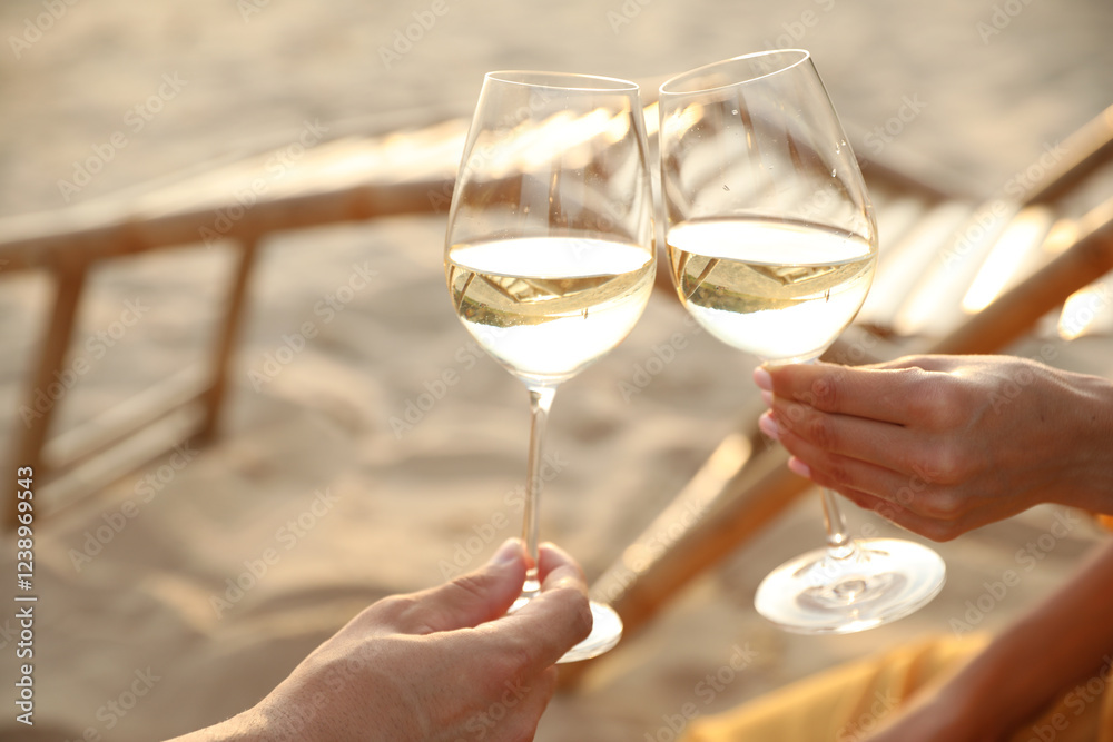 Obraz premium Romantic couple drinking wine together on beach, closeup