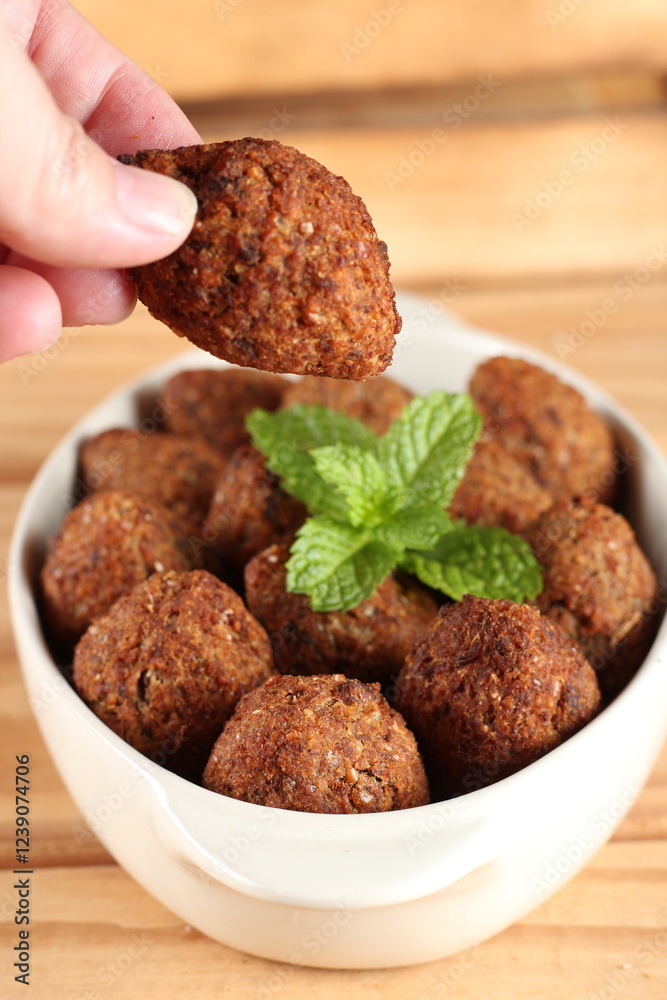 Comida brasileira, tipo petisco de festas fritos ou assados servidos no prato Comida brasileira, tipo petisco de festas fritos ou assados servidos no prato