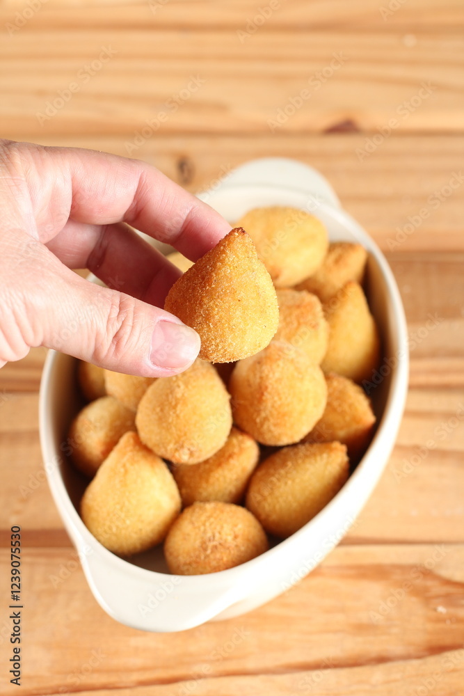 Comida brasileira, tipo petisco de festas fritos ou assados servidos no prato Comida brasileira, tipo petisco de festas fritos ou assados servidos no prato