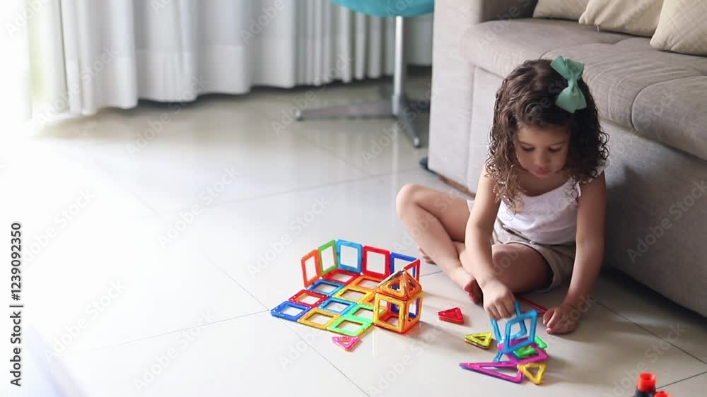 menina brincando no chão da sala
