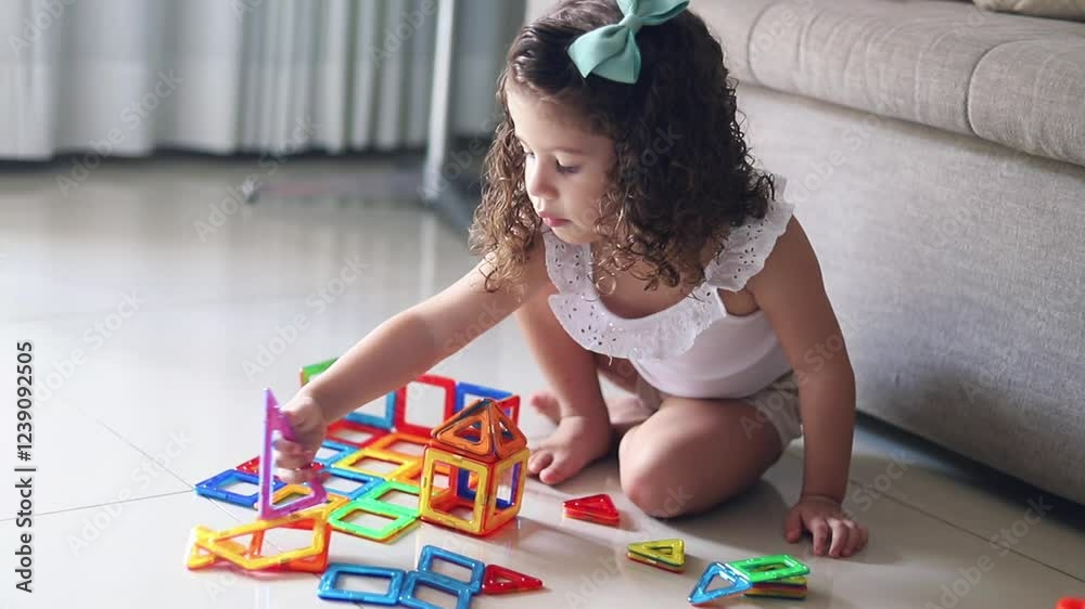 criança brincando na sala com brinquedos de montar