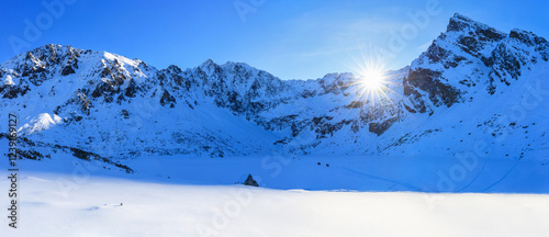 Fototapeta Naklejka Na Ścianę i Meble -  Winter panorama of the Tatra Mountains above the Black Caterpillar Pond, Poland