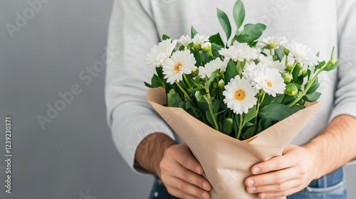 homem entregando flores, grey background. photo