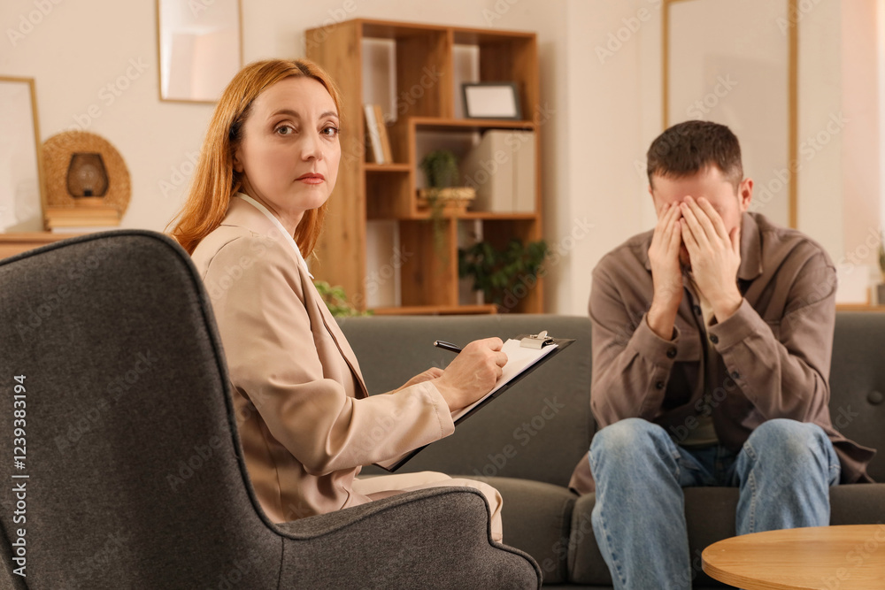 Obraz premium Female psychologist working with drug addict in office