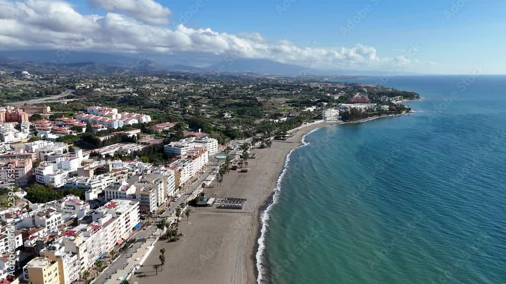 survol de la ville et la plage d'Estepona en Andalousie, sud de l'Espagne