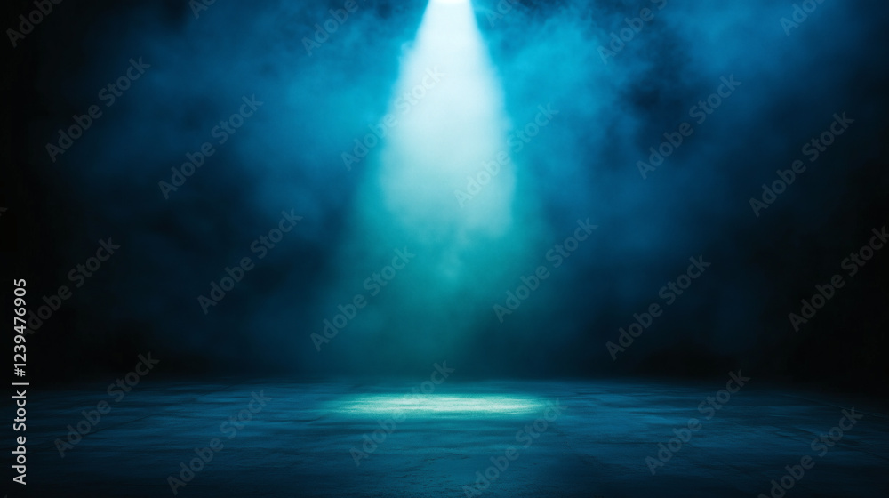 Fototapeta premium Foco de luz azul iluminando escenario en ambiente oscuro y brumoso.