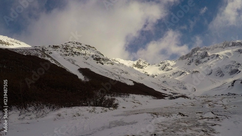 Imagen captada en la Patagonia Argentina cerca de Ushuaia, en la que se pueden observar los nevados. Los paisajes son absolutamente increíbles.
 photo