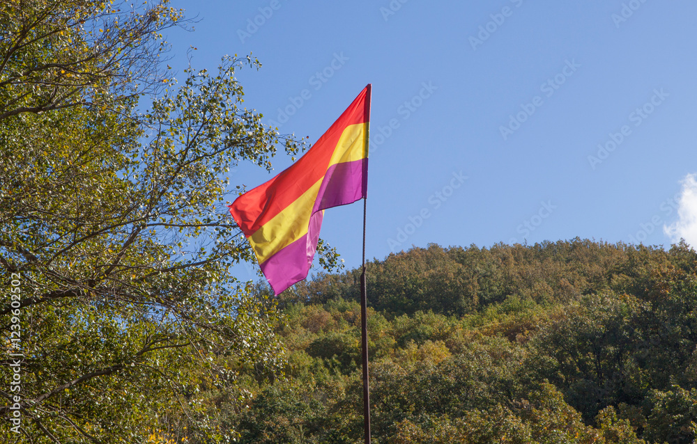 Second Spanish Republic flag with red five-pointed star
