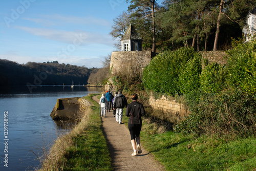 Randonneurs sur la rive du Léguer - Lannion Bretagne photo