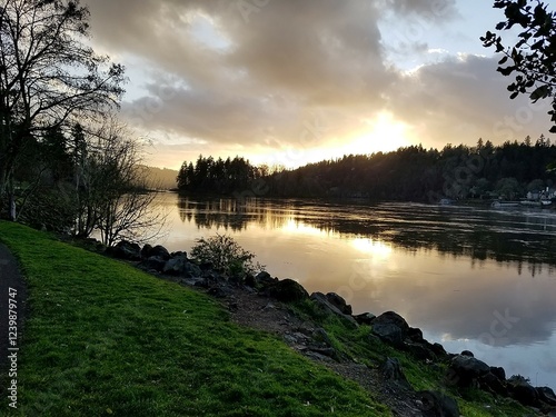 фотографія Sunset on the Willamette River at Kellogg Creek Park, Milwaukie, Oregon, USA