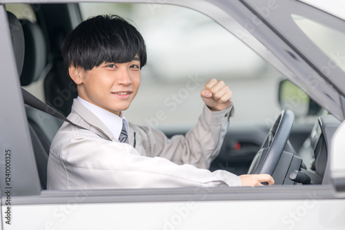 ガッツポーズする作業服男性