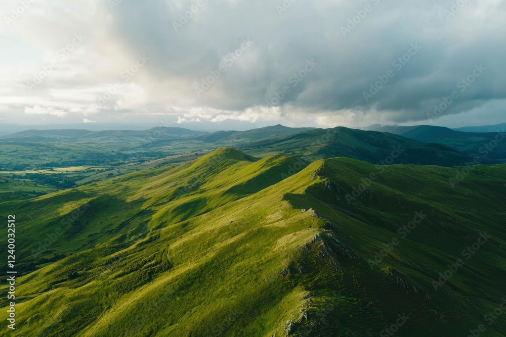 Fototapeta premium Rolling Green Hills Under a Cloudy Sky