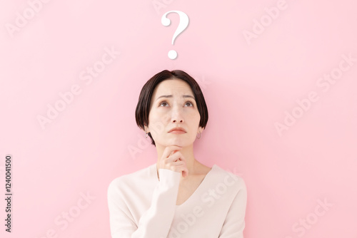 考える女性