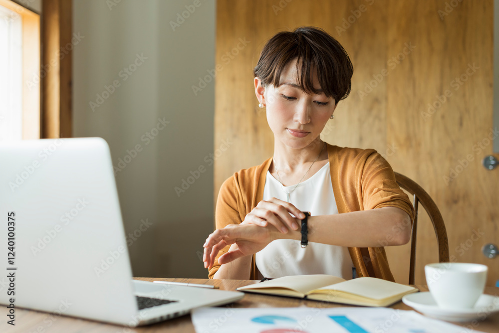 カフェで仕事をする30代女性