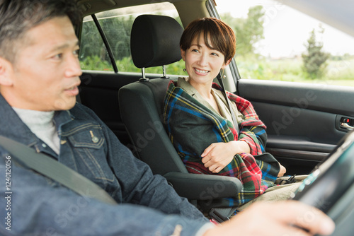 車で出かける日本人夫婦