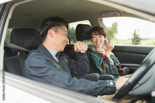車で出かける日本人夫婦