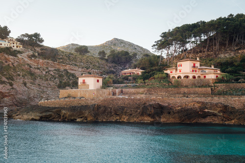 Maisons dans une baie de Majorque. Résidences aux Baléares. Paysage mer et montagne. Littoral méditerranéen. photo