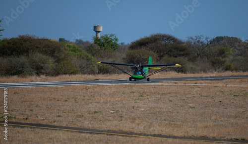 Ultraleichtflugzeug beim Start auf der Landebahn und Startbahn in Hoedspruit Südafrika photo