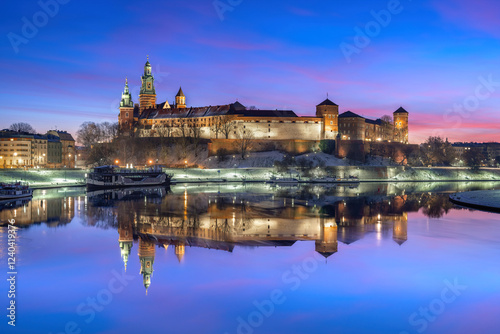 Kraków: Zamek Królewski na Wawelu w poranek z kolorowym niebem i odbiciem w Wiśle photo