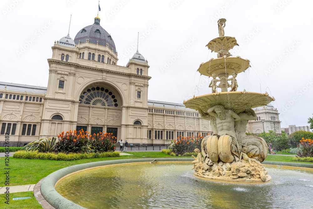 Obraz premium The Carlton Gardens fountain at Royal Exhibition Building in Melbourne, Australia 