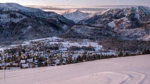 Widok na Tatry w zimie z kapliczki na Prędówce w Kościelisku