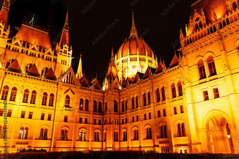 Fototapeta premium Night View of Hungarian Parliament Building Dome