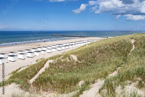 Blick auf den Nordseestrand des Ortes Løkken mit seinen charakteristischen weißen Strandhäusern, Dänemark photo
