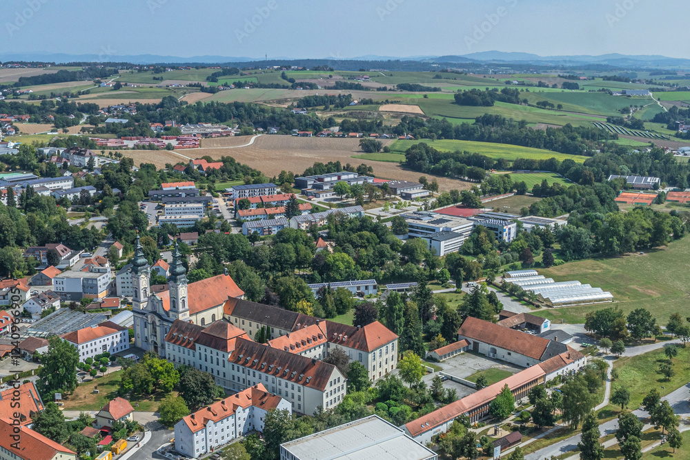 Obraz premium Die Gemeinde Fürstenzell inmitten des Klosterwinkels in Niederbayern von oben