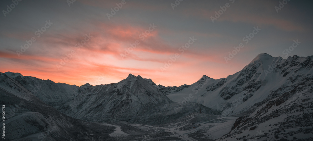Fototapeta premium amazing sunset over the mountains