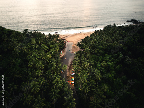 Fluss Am Strand, umgeben von einem Palmenwald in Goa Indien. Der Fluss ist voller Kajaks photo