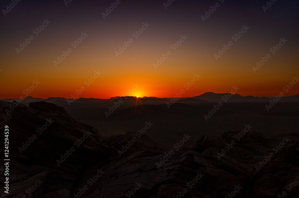 Sonnenuntergang in der Namib Wüste im Naukluft Nationalpark in Namibia