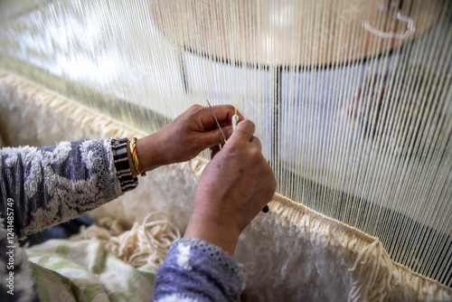 Tableau sur toile Carpet weaver at work in Azrou, Morocco