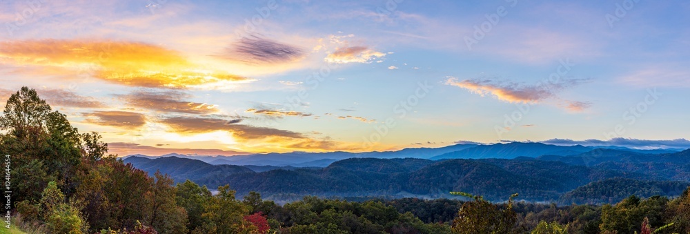 Fototapeta premium Sunrise on the Foothills Parkway, Great Smoky Mountains National Park, Tennessee.