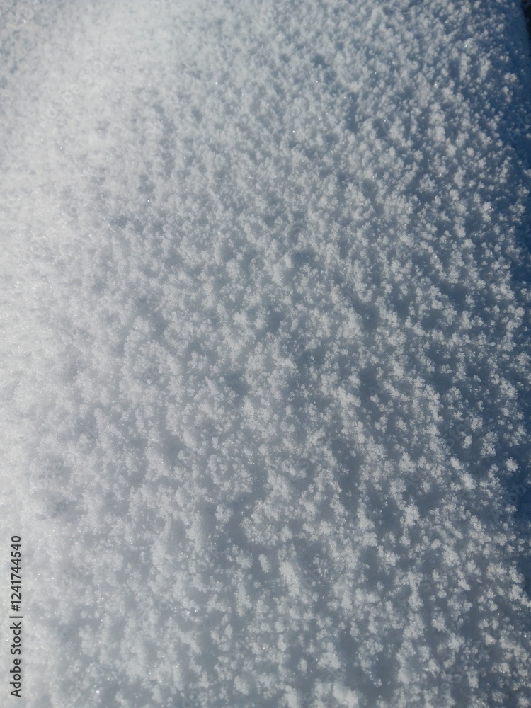 Eiskristalle auf einer Schneefläche im Winter als Hintergrund Eiskristalle auf einer Schneefläche im Winter als Hintergrund