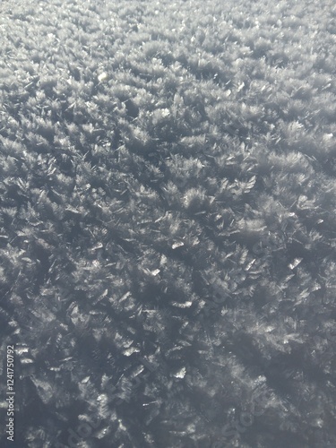 Eiskristalle auf einer Schneefläche im Winter als Hintergrund photo