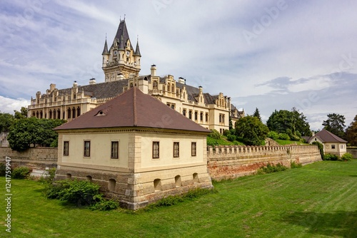 Obraz na płótnie Landscape of Grafenegg Castle in Austria with moat w salonie