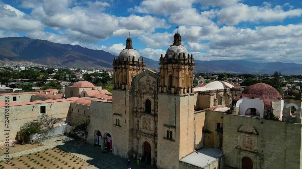 Templo de Santo Domingo de Guzmán de la ciudad de Oaxaca de Juárez, México, escena con drone 4k para turismo y viajes Templo de Santo Domingo de Guzmán de la ciudad de Oaxaca de Juárez, México, escena con drone 4k para turismo y viajes