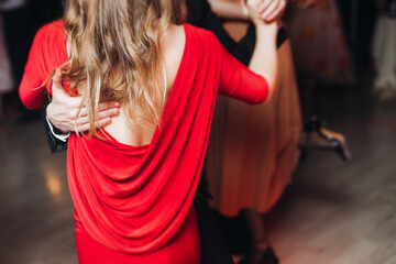 Acrylglasbilder Tanzschule Argentinische Milonga im violetten Ballsaal  © tsuguliev